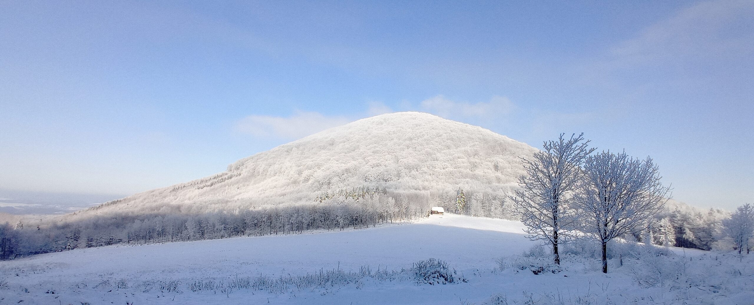 hora pokrytá snehom a ľadom v zasneženej krajine