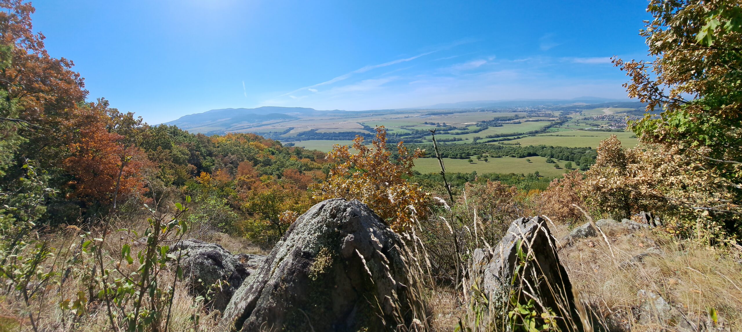 panoramatický pohľad na údolie z kopca